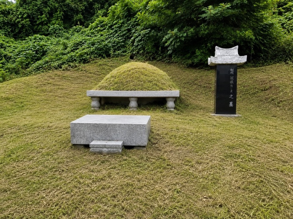 작업 후 — 봉분·상석·비석 주변을 정리한 모습